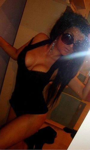 Elenore from Thompsonville, Connecticut is looking for adult webcam chat